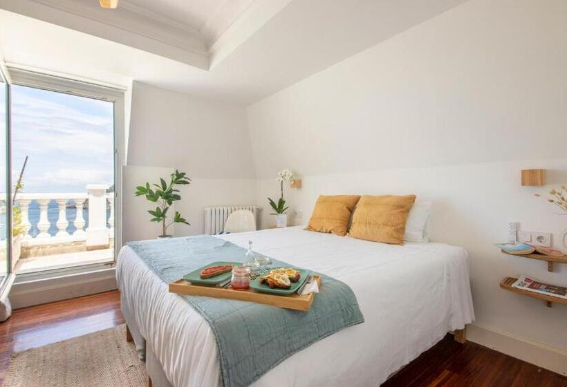 فندق Far Out Inn