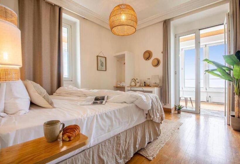 فندق Far Out Inn