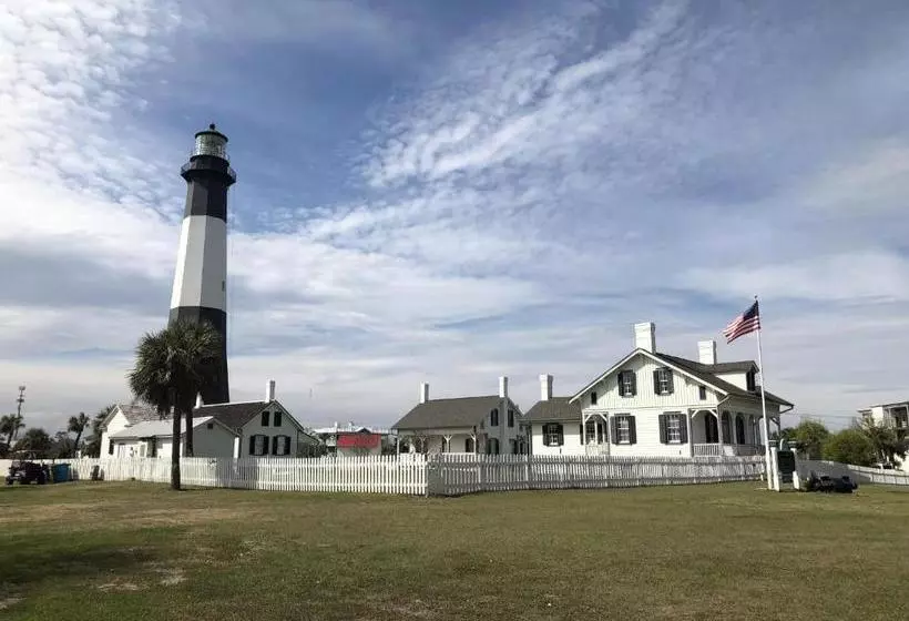 هتل The Lighthouse Inn