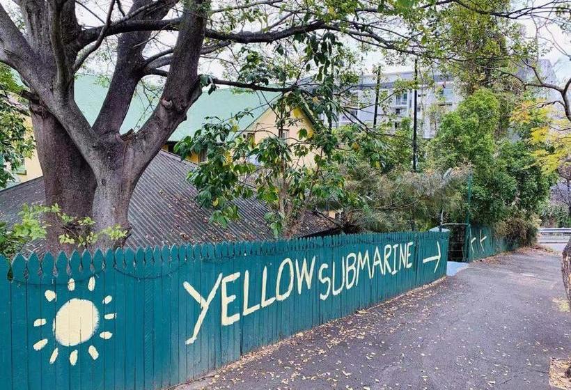 فندق Yellow Submarine Backpackers