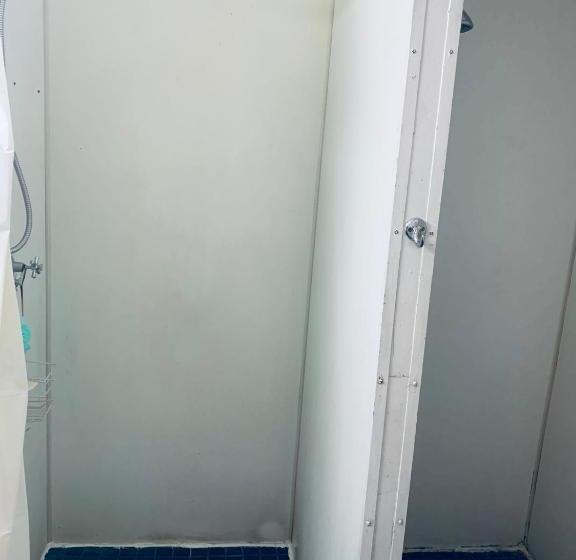 فندق Yellow Submarine Backpackers