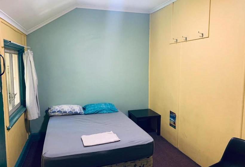 فندق Yellow Submarine Backpackers