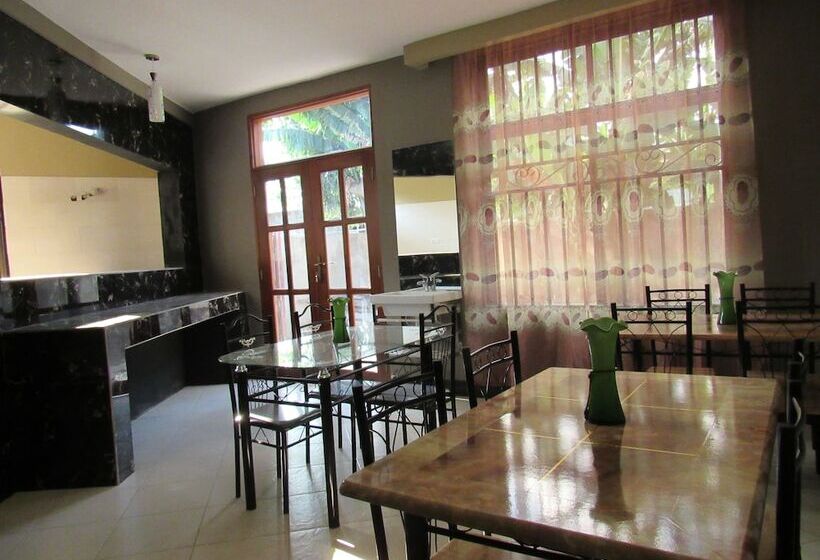 Отель Shika Tours And Hostel