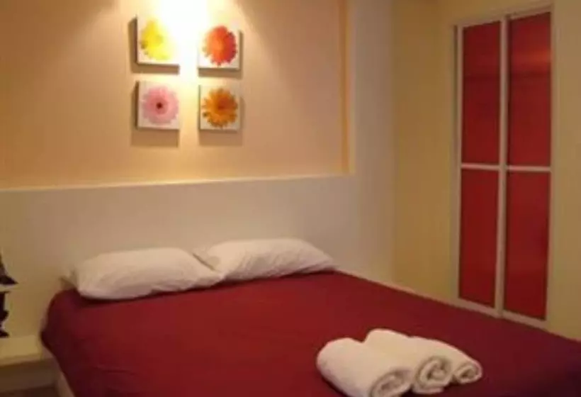 هتل Teeny House