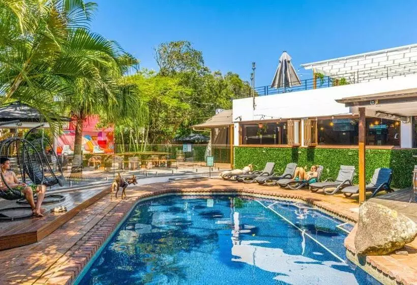 هتل Aquarius Backpackers Resort