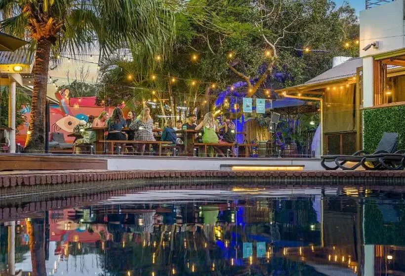 هتل Aquarius Backpackers Resort