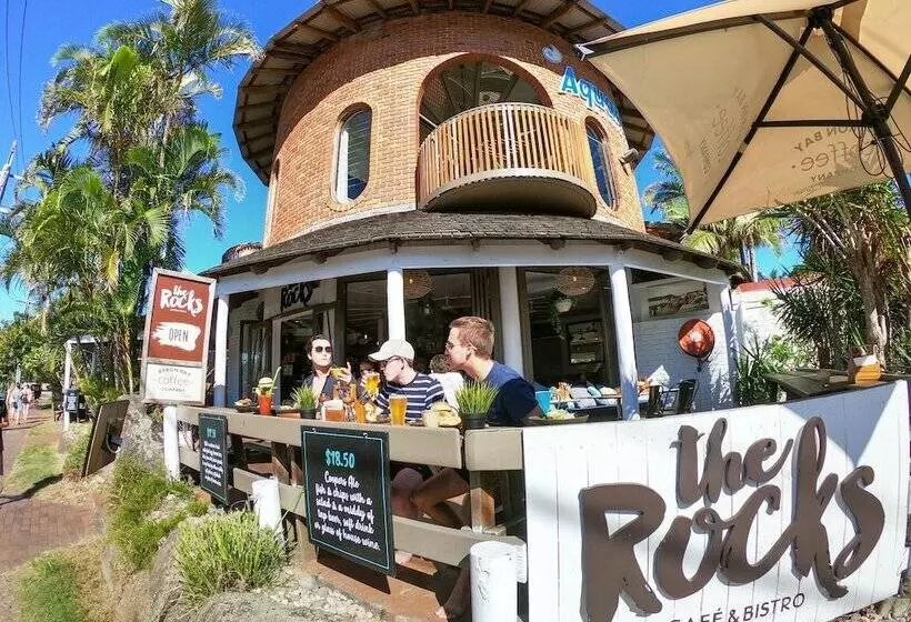 هتل Aquarius Backpackers Resort