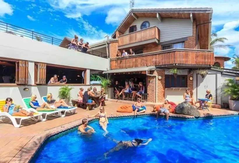 هتل Aquarius Backpackers Resort