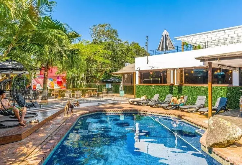 هتل Aquarius Backpackers Resort