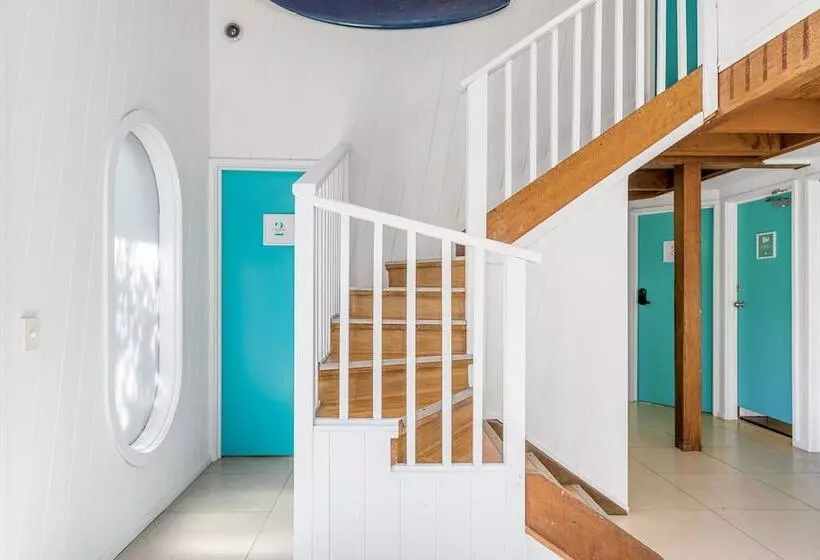 هتل Aquarius Backpackers Resort