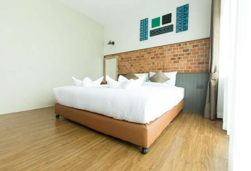 Отель The Old City Wall Inn