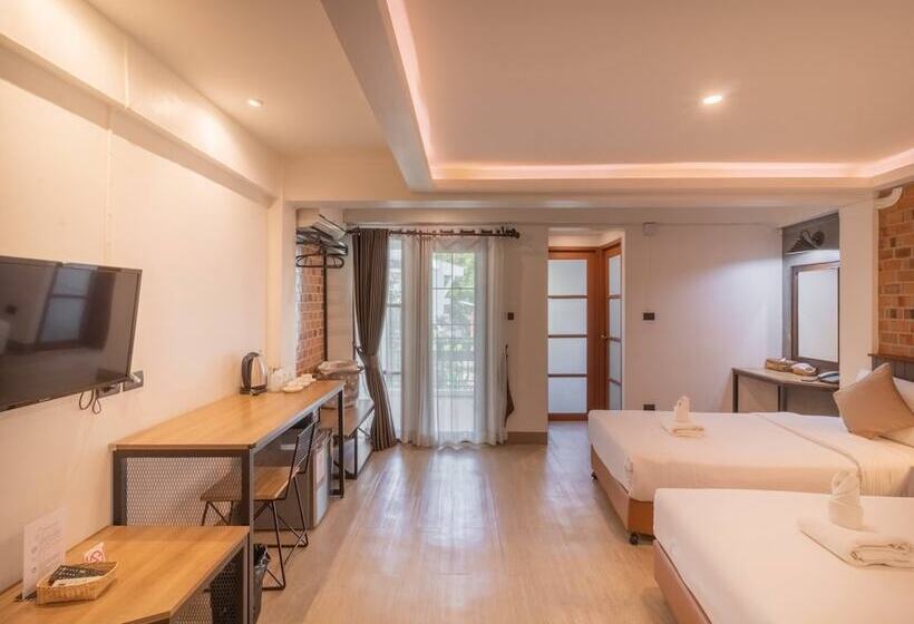 Отель The Old City Wall Inn