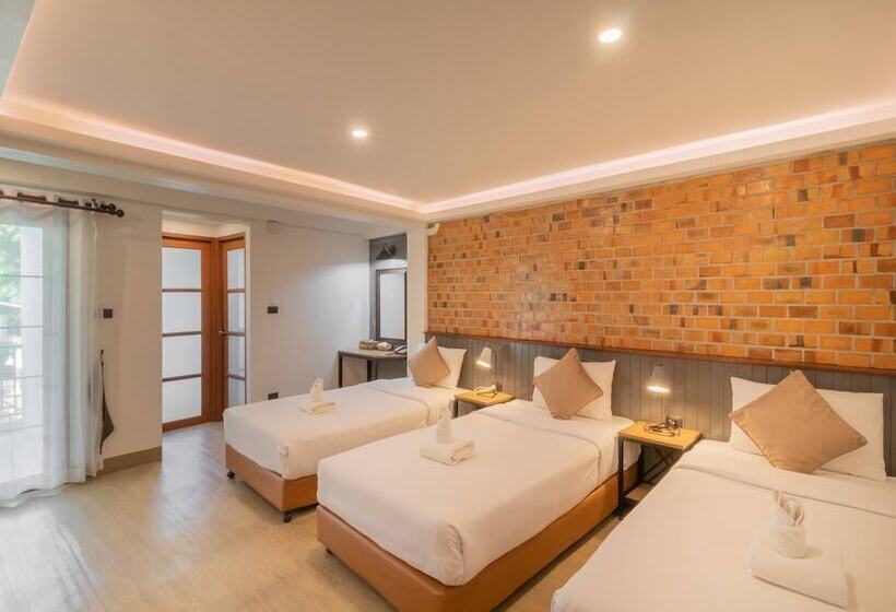 Отель The Old City Wall Inn