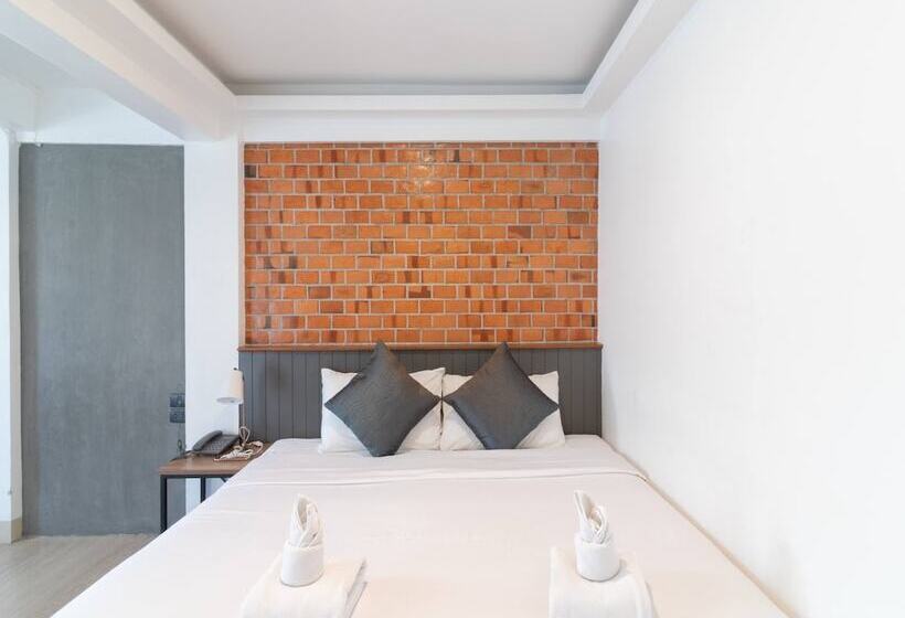 Отель The Old City Wall Inn