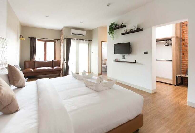 Отель The Old City Wall Inn