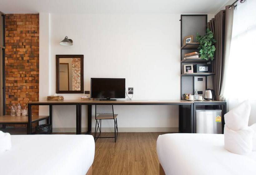 Отель The Old City Wall Inn