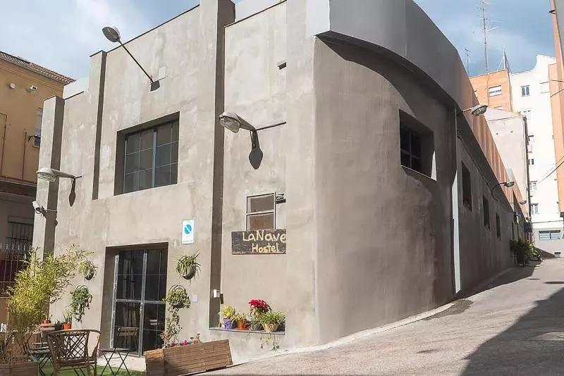 مسافرخانه Lanave