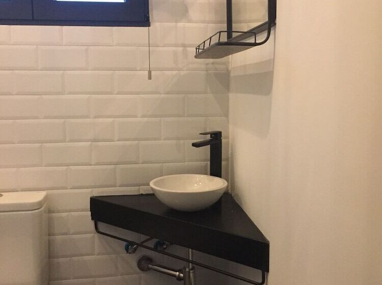 مسافرخانه Lanave