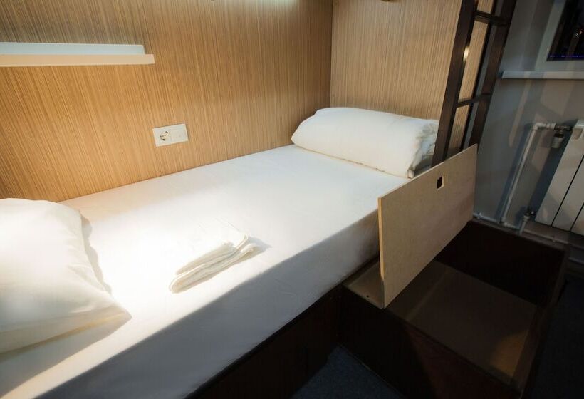Buran Capsule Hotel   Hostel