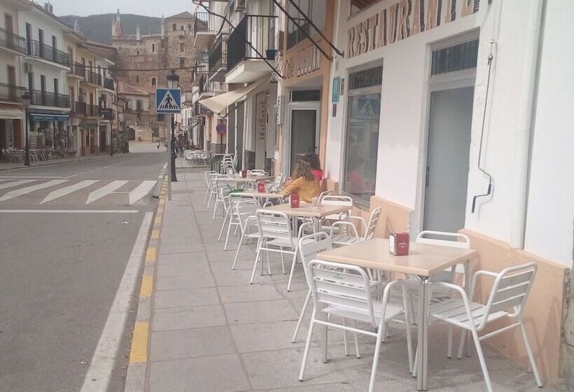 호텔 Hostal Restaurante Lujuan