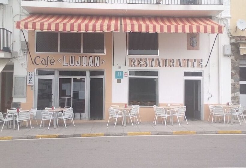 호텔 Hostal Restaurante Lujuan