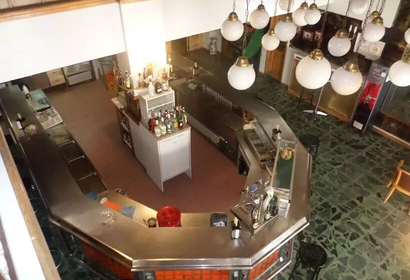 ホテル Hostal Restaurante Lujuan