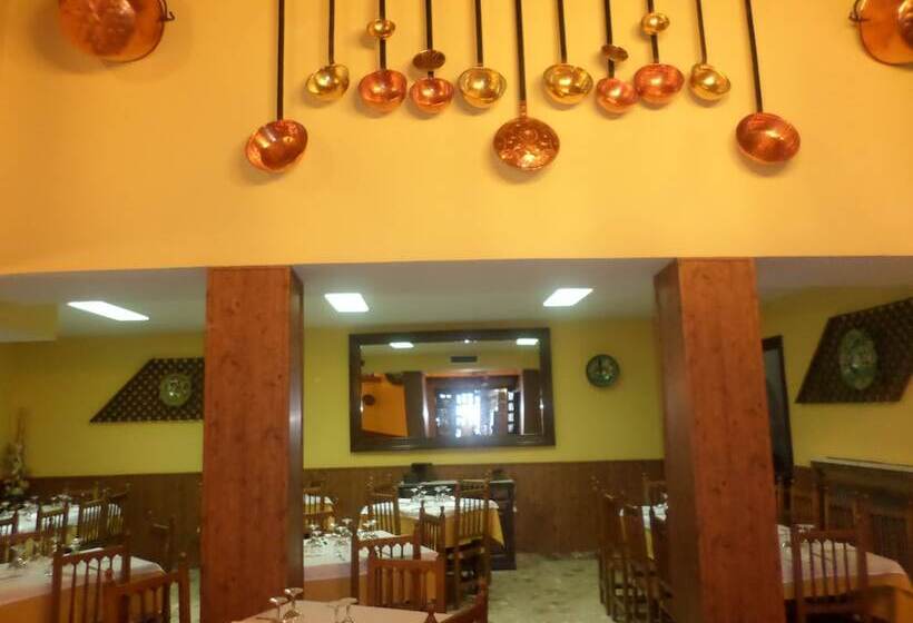호텔 Hostal Restaurante Lujuan