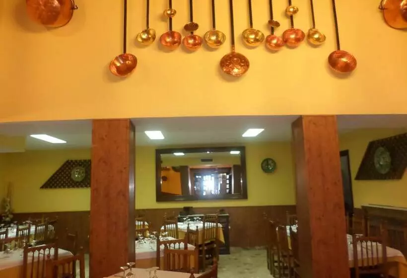 ホテル Hostal Restaurante Lujuan