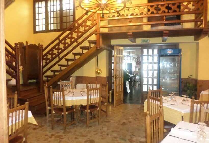 호텔 Hostal Restaurante Lujuan