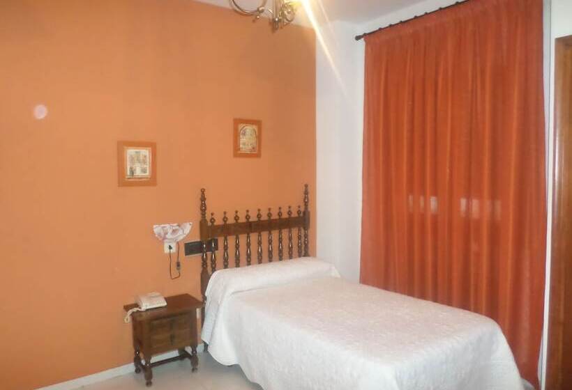 호텔 Hostal Restaurante Lujuan