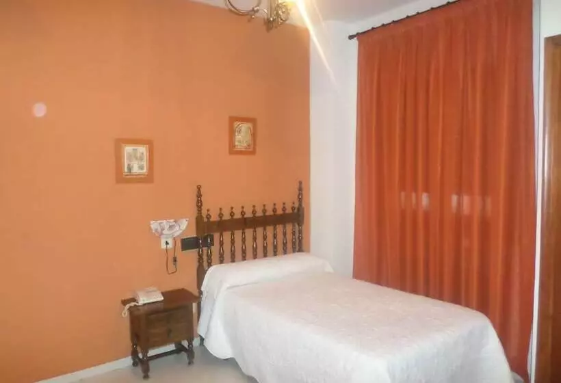 ホテル Hostal Restaurante Lujuan