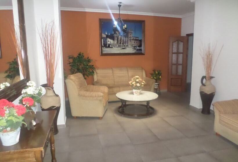 호텔 Hostal Restaurante Lujuan