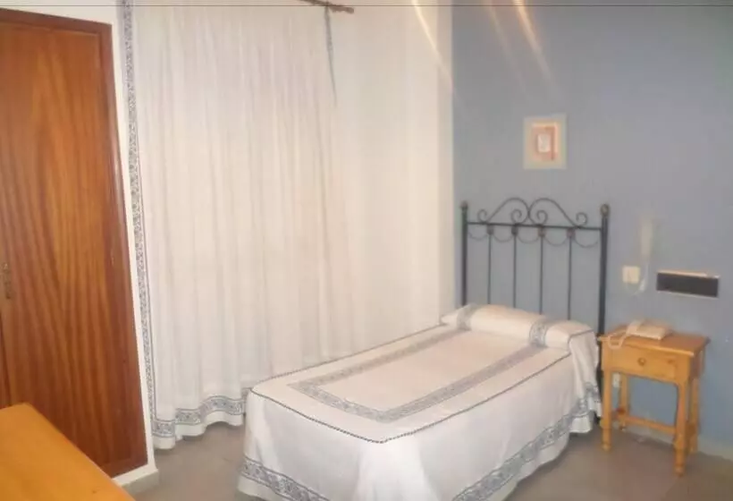 ホテル Hostal Restaurante Lujuan