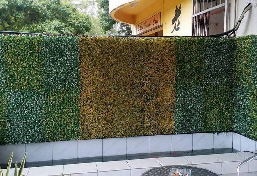 בית מלון כפרי The Garden Inn