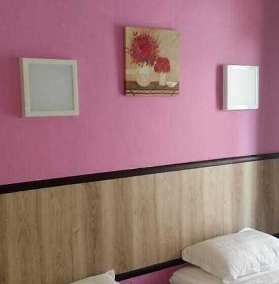 בית מלון כפרי The Garden Inn