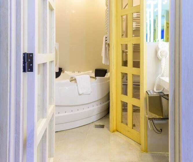 هتل Christina Plus