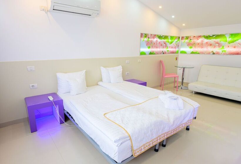 هتل Christina Plus