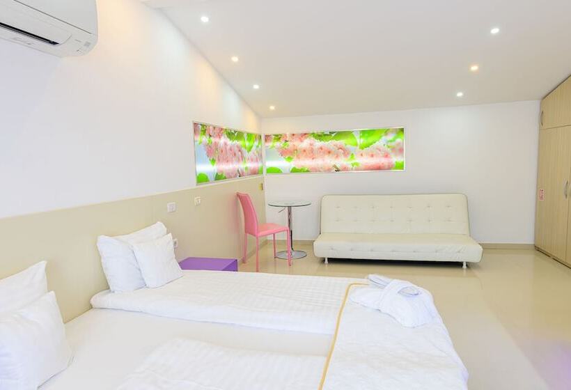 هتل Christina Plus