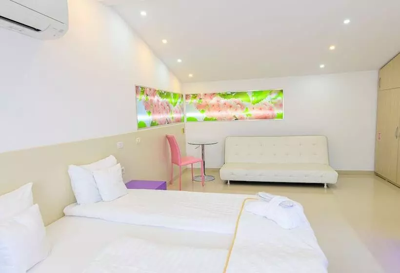 ホテル Christina Plus