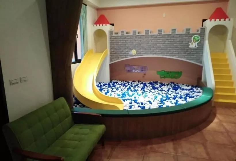 تختخواب و صبحانه Orange Castle