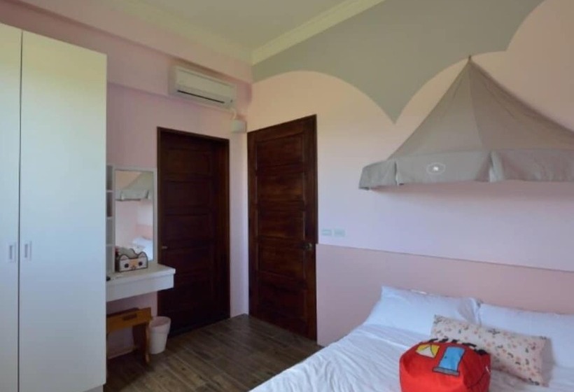 تختخواب و صبحانه Orange Castle