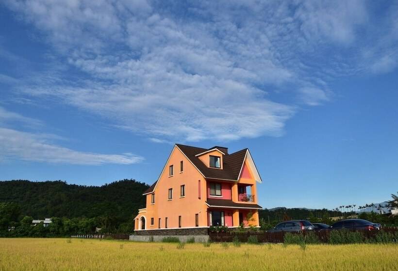 تختخواب و صبحانه Orange Castle