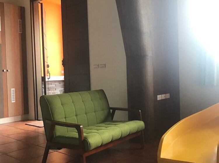 تختخواب و صبحانه Orange Castle