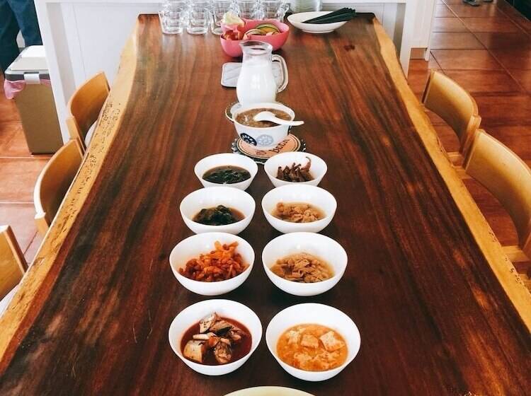 تختخواب و صبحانه Orange Castle