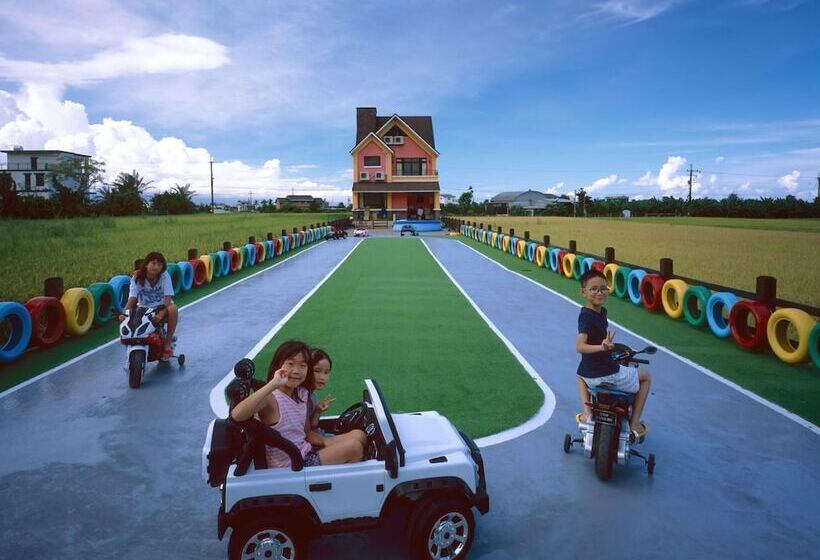 تختخواب و صبحانه Orange Castle