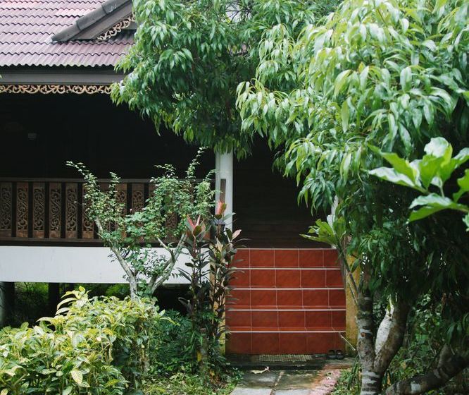 Отель Baan Loylom Suanamphawa