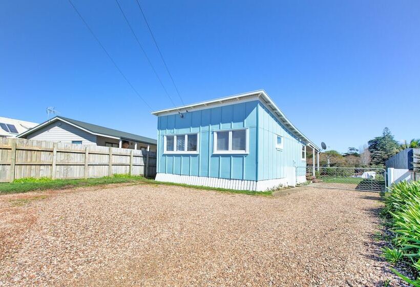 The Little Blue Bach In Oneroa Village