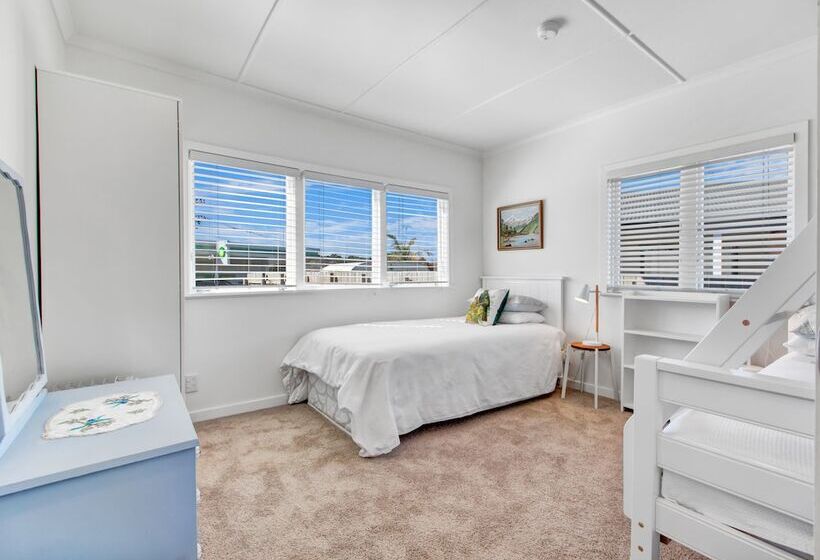 The Little Blue Bach In Oneroa Village