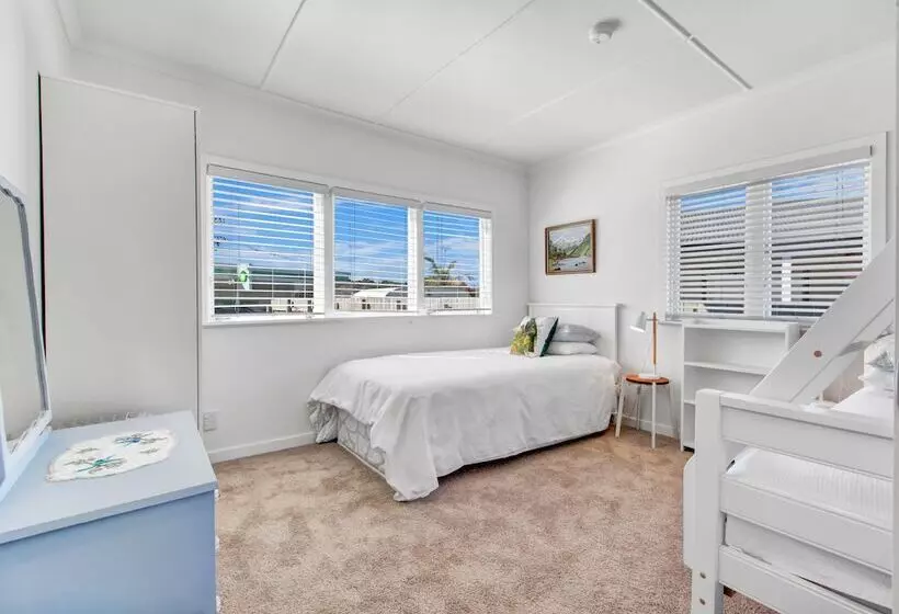 The Little Blue Bach In Oneroa Village