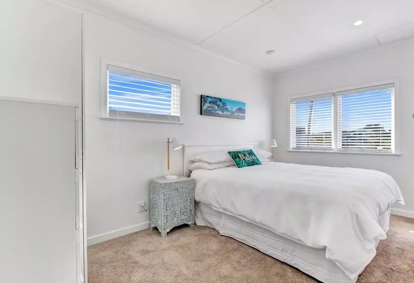 The Little Blue Bach In Oneroa Village